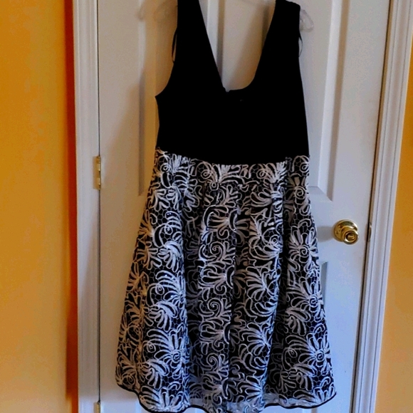 Roz & Ali Dresses & Skirts - Woman Dress w/tags 18